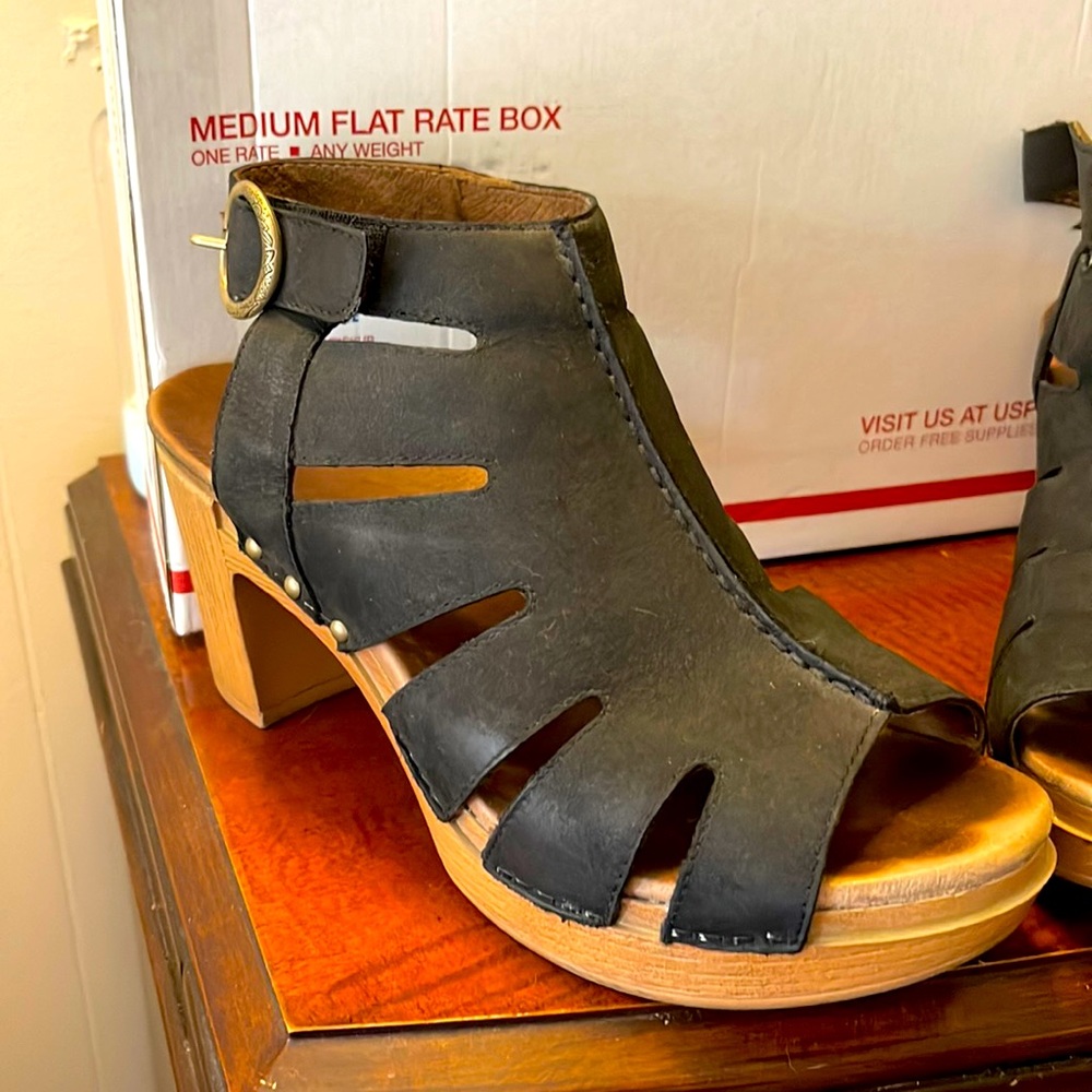 Very light used Dansko platform heels. Size 40.